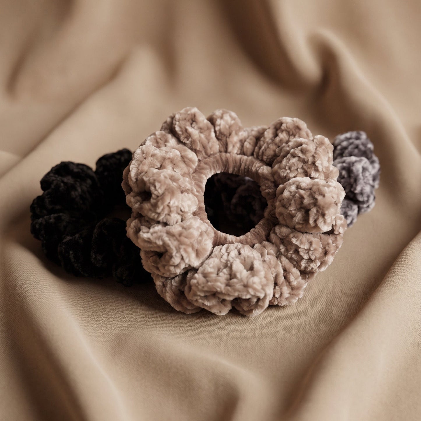 3 pakning med velur scrunchies