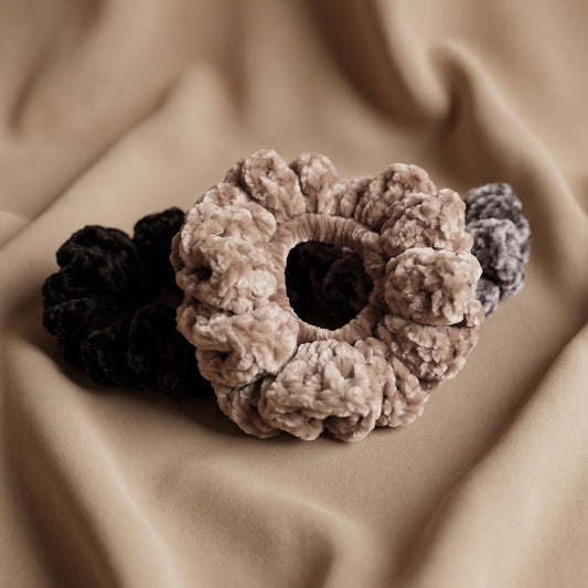3 pakning med velur scrunchies